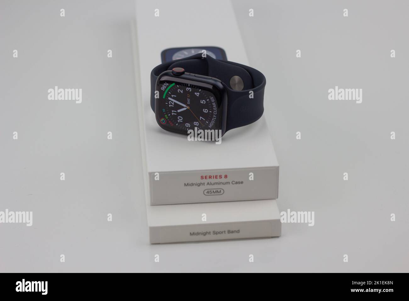 Apple Watch serie 8 45mm, Midnight alluminio con fascia sportiva Midnight Foto Stock