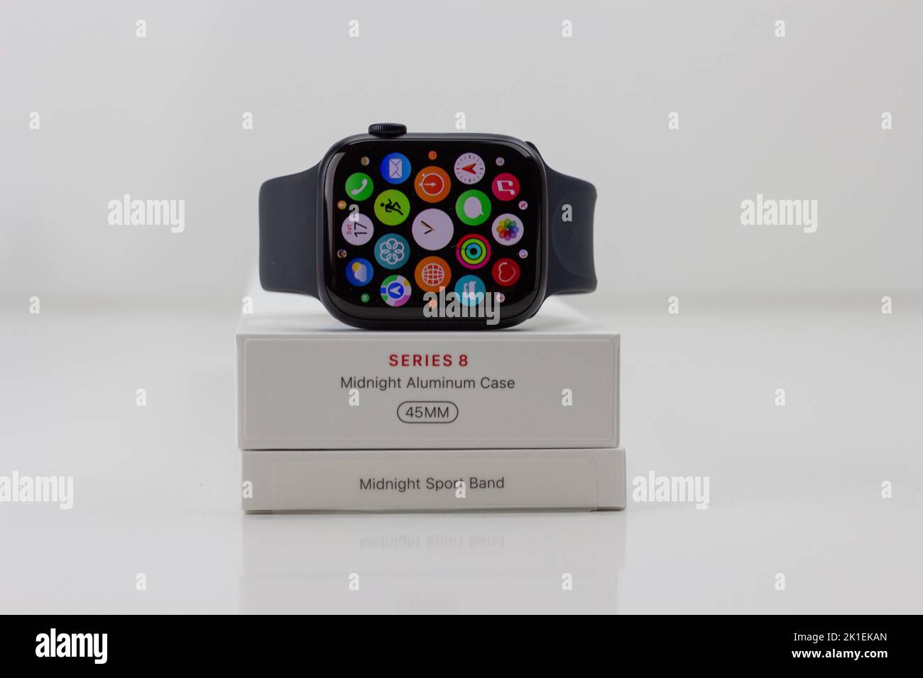 Apple Watch serie 8 45mm, Midnight alluminio con fascia sportiva Midnight Foto Stock