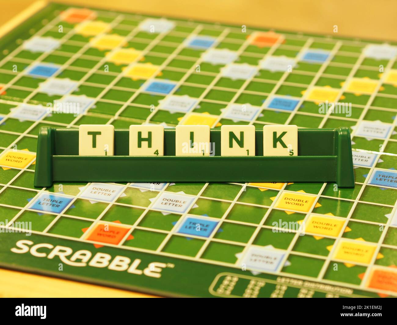 Primo piano colorato di parole incrociate sul tabellone Scrabble , Word THINK. Gioco da tavolo Cross Word sul tavolo. Foto Stock