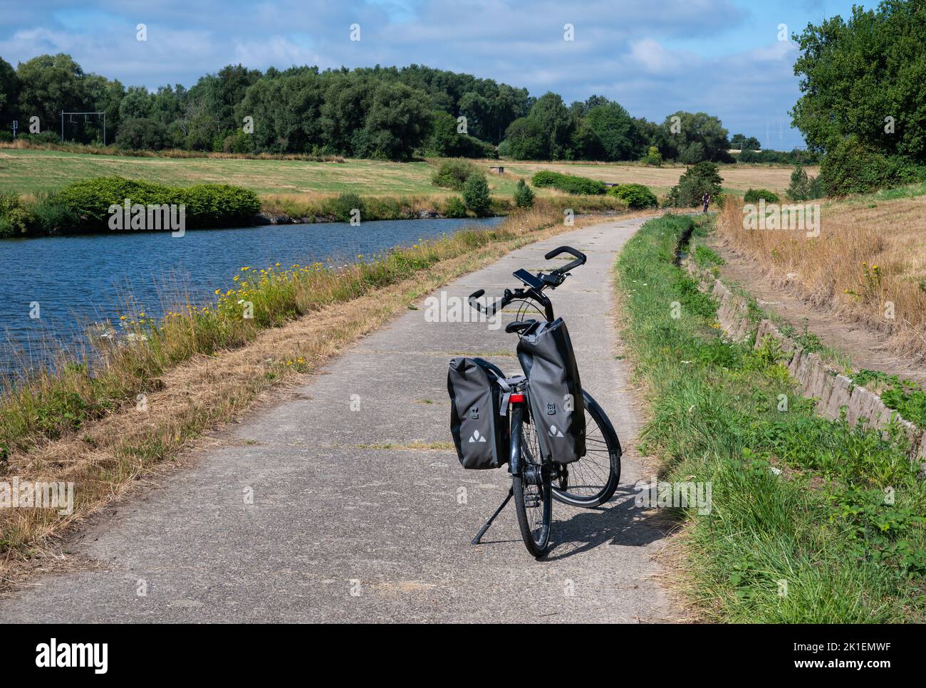 Courcelles, Regione di Wallon, Belgio, 08 01 2022 - Trekking bike su un percorso ciclabile Foto Stock