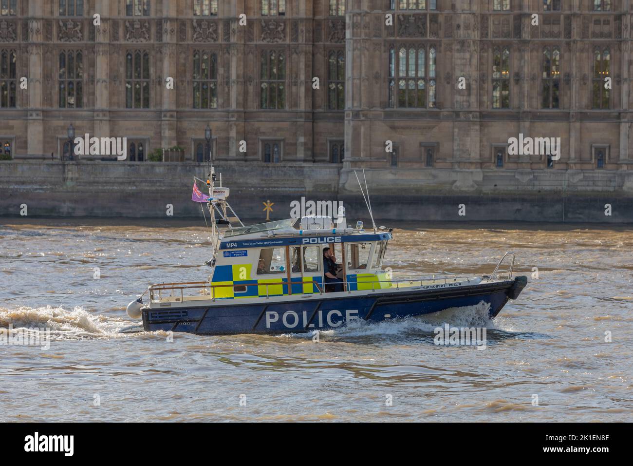 Il motoer della polizia sul Tamigi, passa le Case del Parlamento durante le preperazioni funebri della regina Elisabetta. Foto Stock