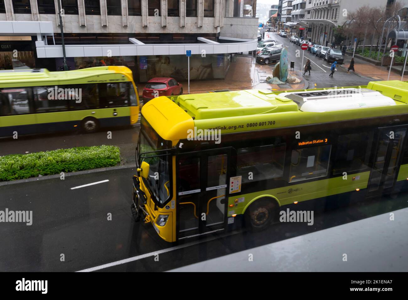 Autobus e traffico su Lambton Quay, Wellington, North Island, Nuova Zelanda Foto Stock