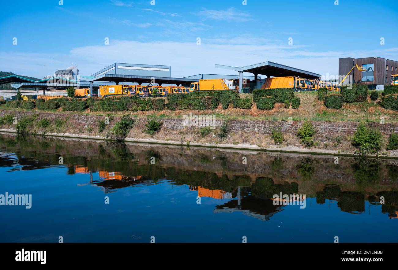 Floreffe, Regione di Wallon, Belgio, 07 28 2022 - Sito industriale del servizio di raccolta rifiuti della città Foto Stock
