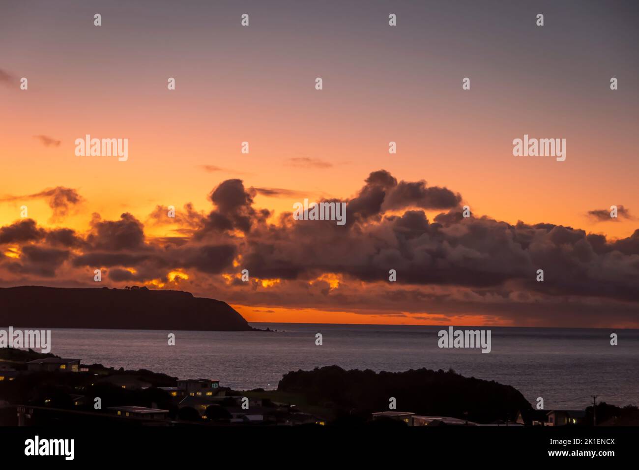 Nuvole sullo stretto di Cook al tramonto, Titahi Bay, Porirua, Wellington, North Island, Nuova Zelanda Foto Stock
