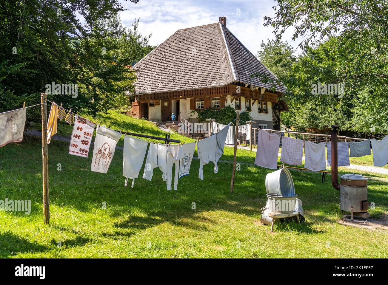 Wäscheleine vor einem historischen Bauernhaus im Schwarzwälder Freilichtmuseum Voggsbauernhof, Schwarzwald, Gutach, Baden-Württemberg, Deutschland | Foto Stock