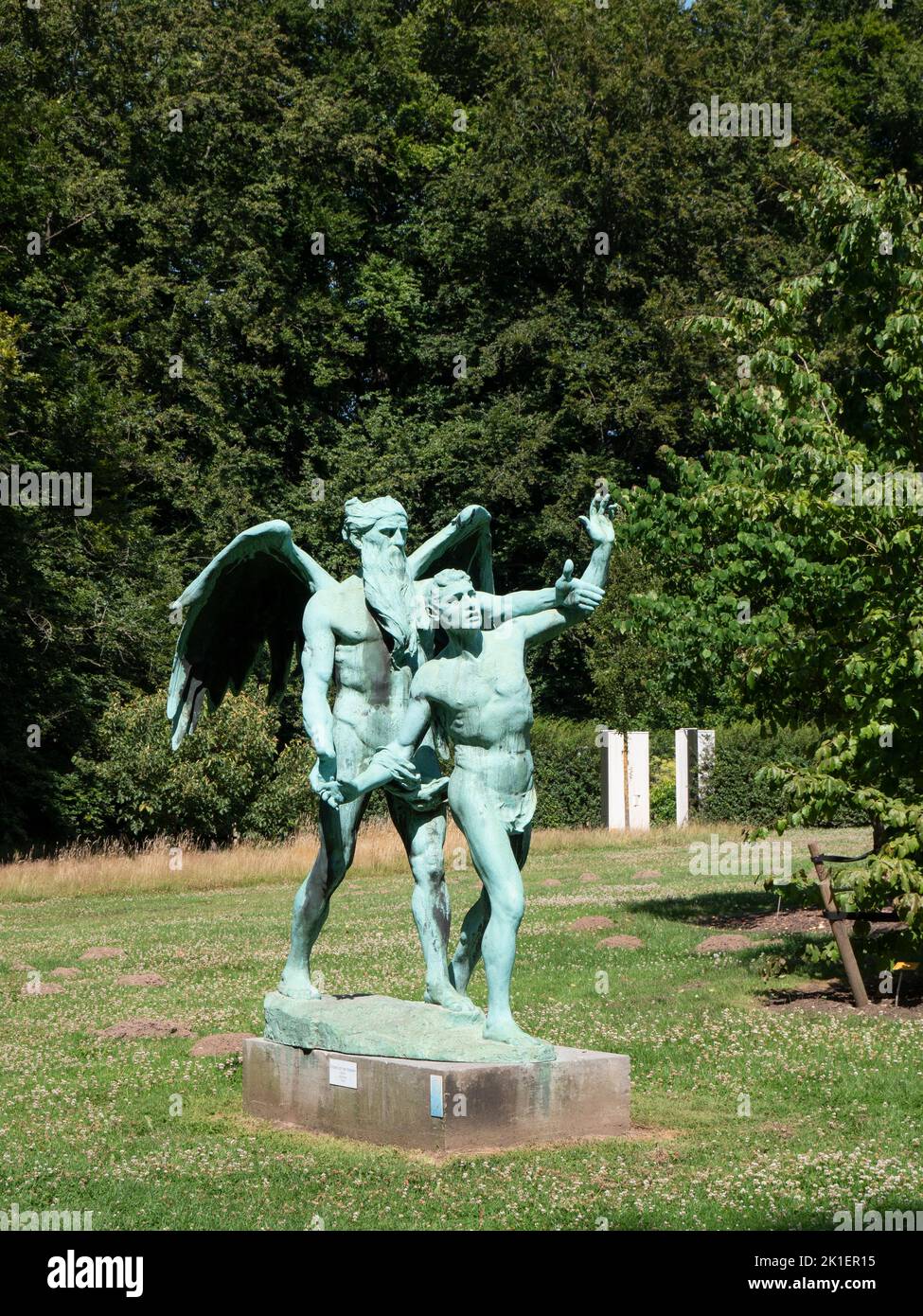 Meise, Belgio, 17 luglio 2022, Statua chiamata il tempo 1898, da Pierre Charles Van der Stappen nel giardino botanico nazionale di Meise Foto Stock