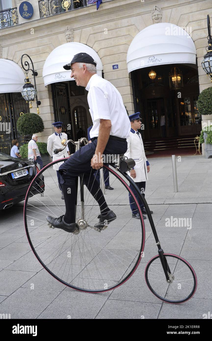 FRANCIA. PARIGI (75) PARIGINI IN BICICLETTA DURANTE IL GIORNO SENZA AUTO Foto Stock