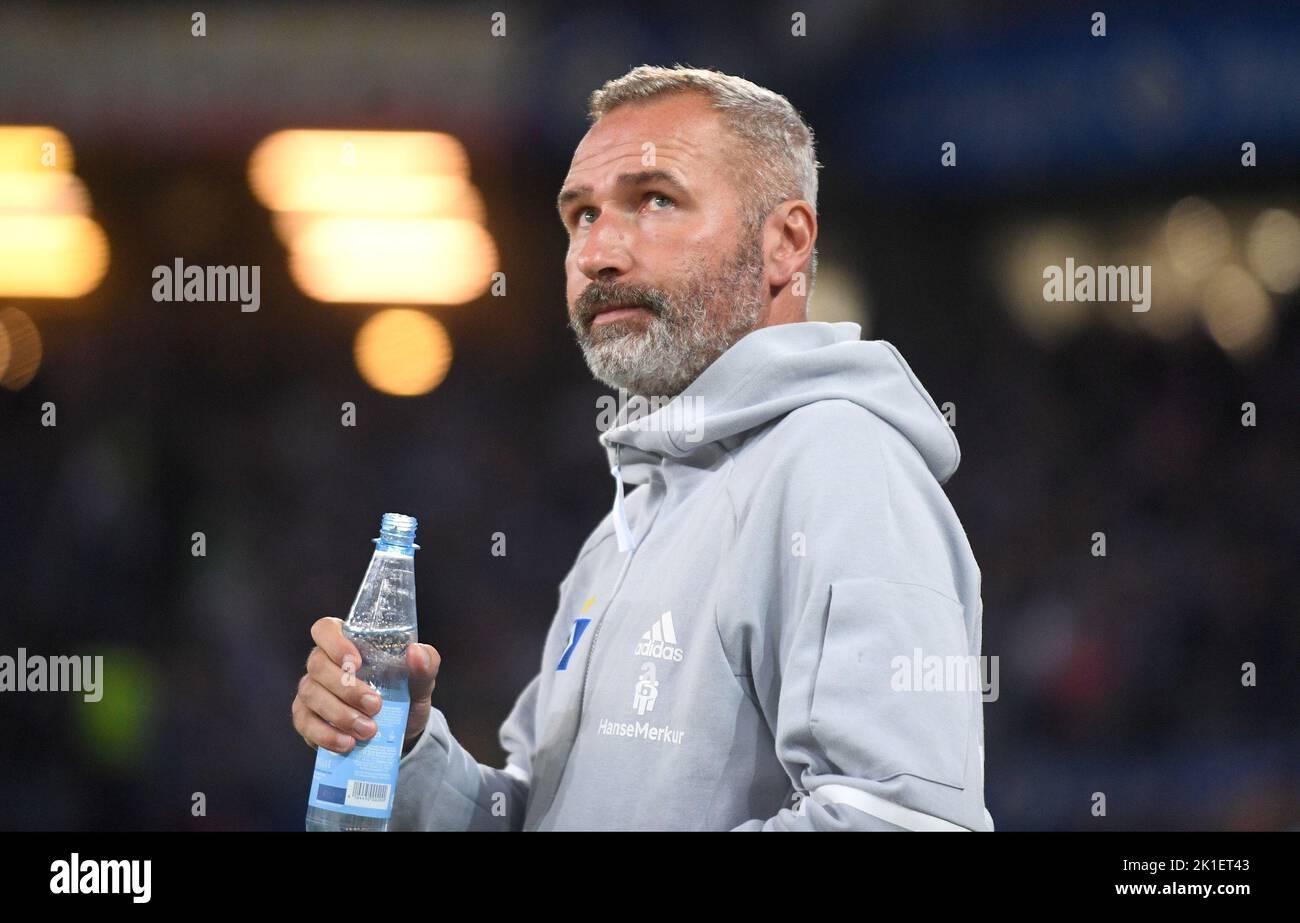 Amburgo, Germania. 17th Set, 2022. Calcio: 2nd Bundesliga, hamburger SV - Fortuna Düsseldorf, giorno 9, Volksparkstadion. HSV allenatore Tim Walter. Credit: Michael Schwartz/dpa - NOTA IMPORTANTE: In conformità ai requisiti della DFL Deutsche Fußball Liga e del DFB Deutscher Fußball-Bund, è vietato utilizzare o utilizzare fotografie scattate nello stadio e/o della partita sotto forma di sequenze di immagini e/o serie di foto simili a video./dpa/Alamy Live News Foto Stock