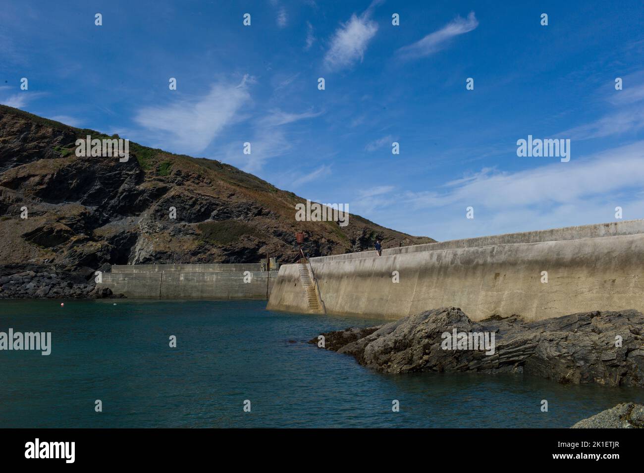 Frangiflutti al porto di Port Isaac Foto Stock