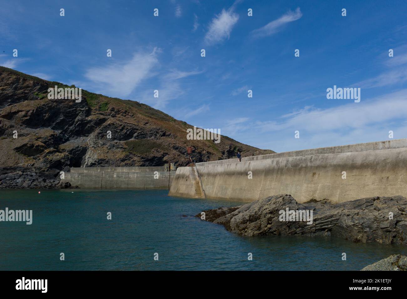 Frangiflutti al porto di Port Isaac Foto Stock