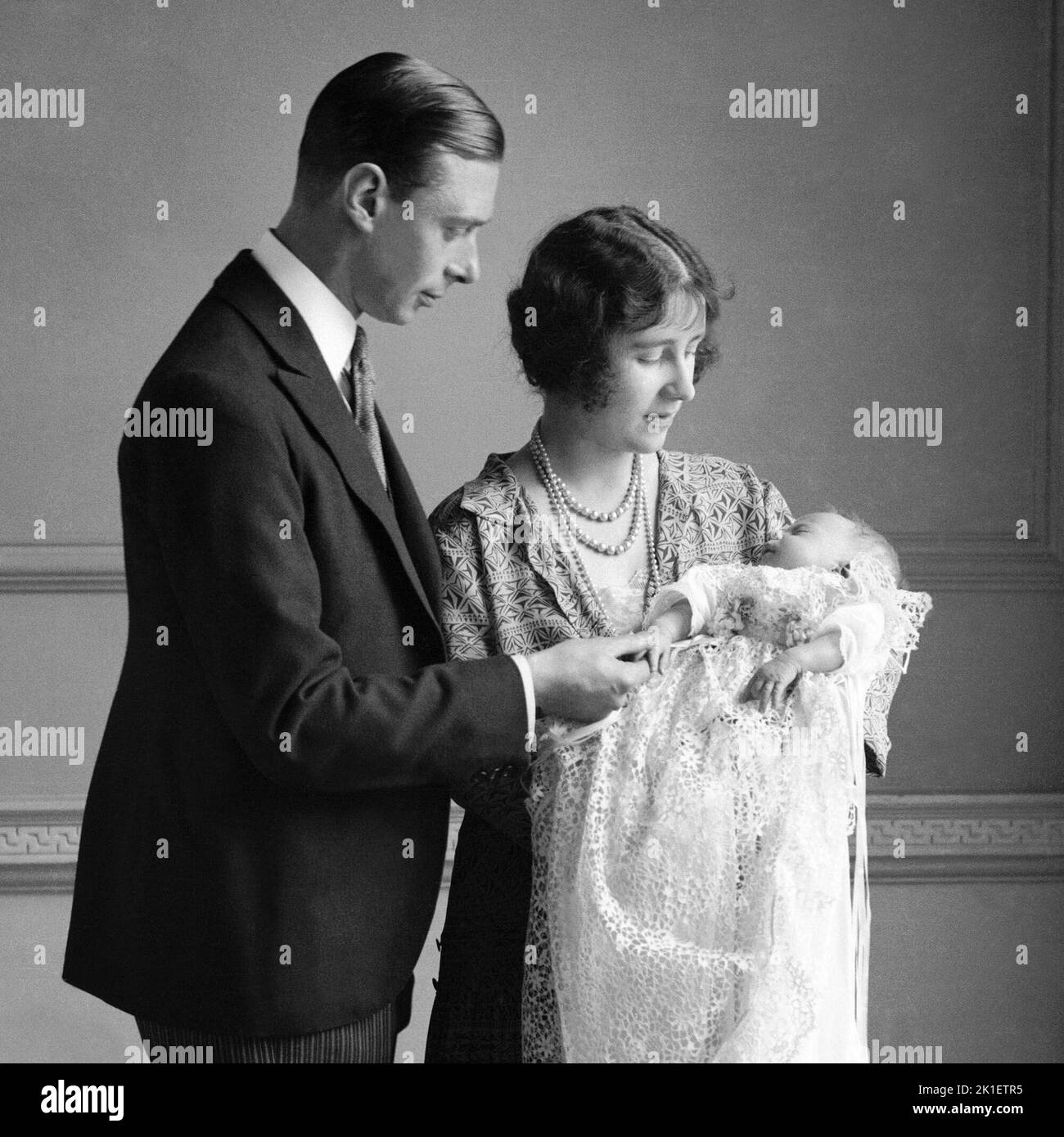 File foto datata 01/05/1926 della Regina Madre (allora Duchessa di York) con suo marito, re Giorgio VI (allora Duca di York), e la loro figlia principessa Elisabetta (ora Regina Elisabetta II) al suo battesimo. Data di emissione: Domenica 18 settembre 2022.. Il credito fotografico dovrebbe essere: PA Wire Foto Stock