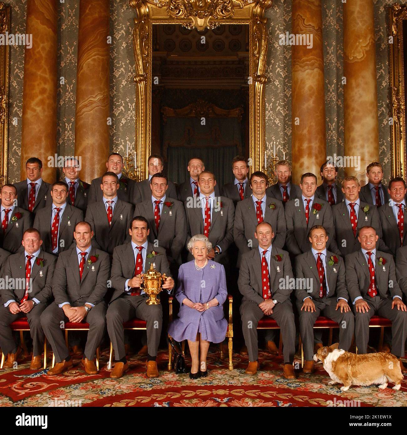 File foto datata 08/12/03 della Regina Elisabetta II - e Berry i corgi, con la squadra di rugby inglese, ad un ricevimento a Buckingham Palace a Londra per celebrare la vittoria della Coppa del mondo di rugby. Data di emissione: Domenica 18 settembre 2022.. Il credito fotografico dovrebbe essere: Kirsty Wigglesworth/PA Wire Foto Stock