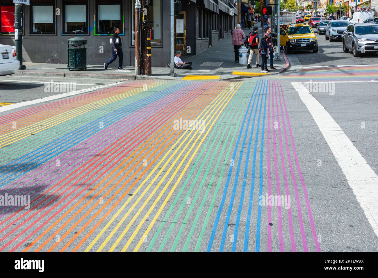San Francisco,California,USA - 20 Aprile 2022 : colorata traversata pedonale nel quartiere di Castro Foto Stock