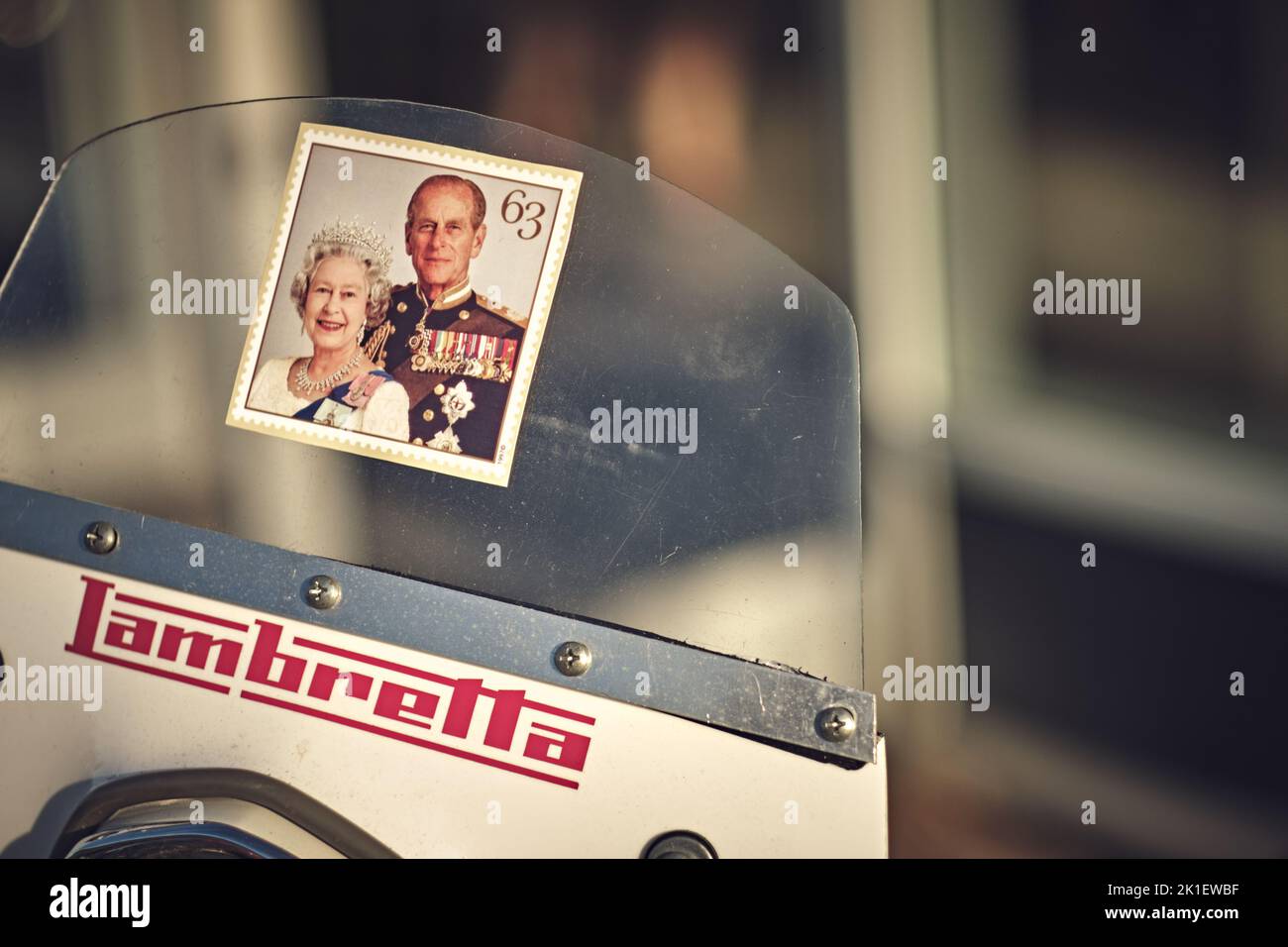 Goodwood, Chichester, Regno Unito. 18th Set, 2022. Lambretta post francobollo di sua Maestà la Regina e il Principe Filippo durante il 2022 Goodwood Revival ( Credit: Gergo Toth/Alamy Live News Foto Stock