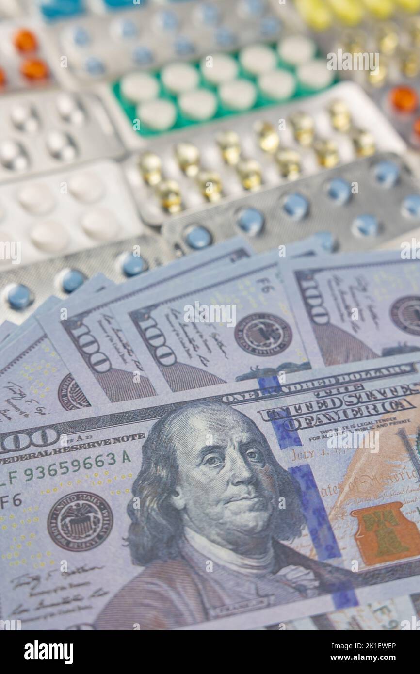 US spese di assicurazione sanitaria concetto foto. Dollari USA e pillole. Il concetto di sistema sanitario americano. Foto Stock