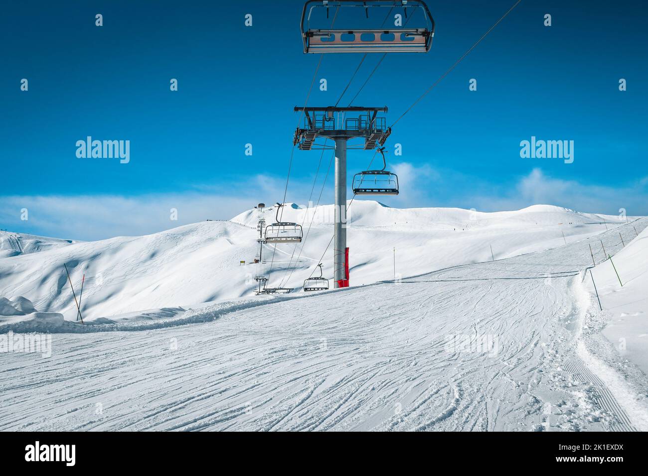 Bella stazione sciistica invernale con impianti di risalita vuoti e piste da sci, la Toussuire, Francia, Europa Foto Stock