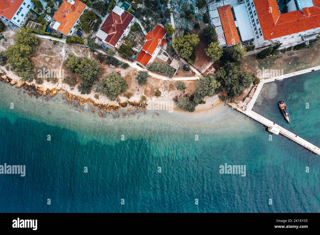 Vista aerea dall'alto verso il basso sull'isola prima della tempesta. Collina di Marjan in autunno. La costa adriatica nel mese di settembre. Foto Stock