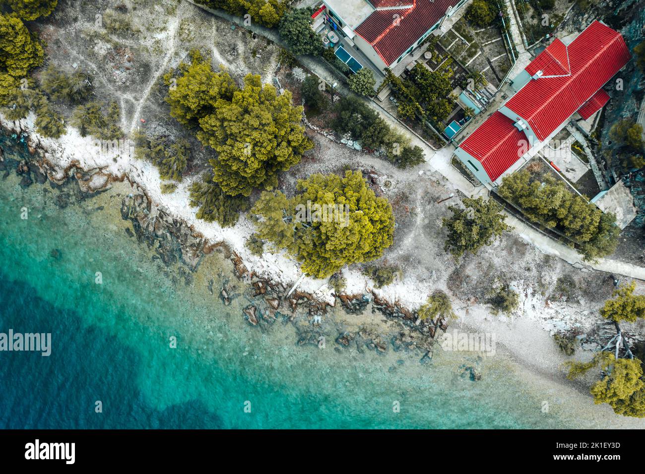 Vista aerea dall'alto verso il basso sull'isola prima della tempesta. Collina di Marjan in autunno. La costa adriatica nel mese di settembre. Foto Stock