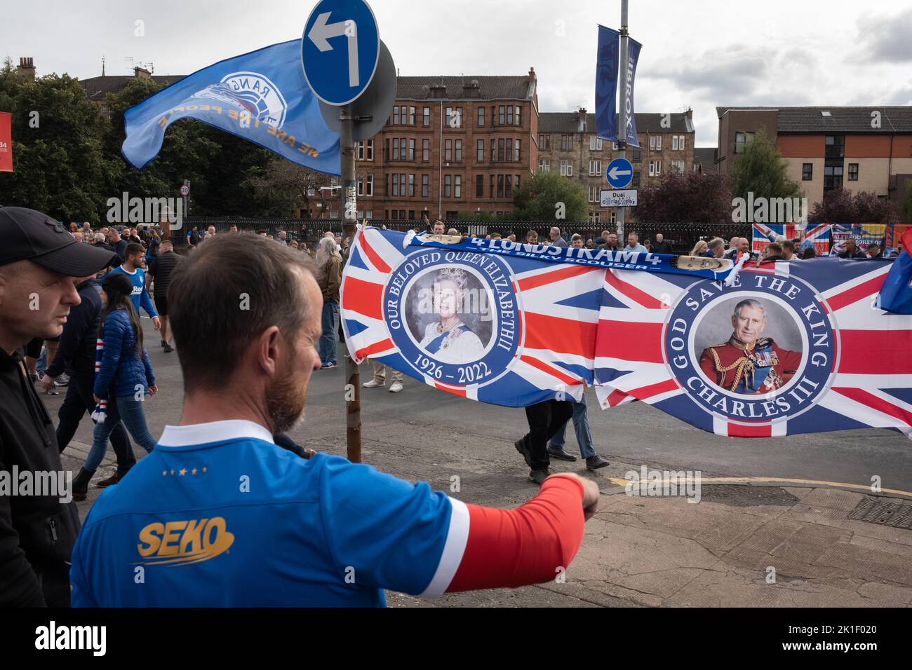 Bandiere raffiguranti la Regina Elisabetta II, recentemente deceduta, e il nuovo monarca Re Carlo III, in vendita al di fuori dello stadio Ibrox del Rangers FC, a Glasgow, Scozia, 17 settembre 2022. Foto Stock