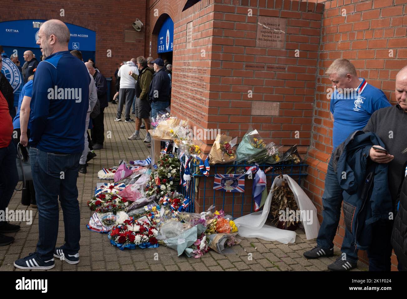 Lo strato di fiori come segno di rispetto per la Regina Elisabetta II, recentemente deceduta, fuori dallo stadio Ibrox del Rangers FC, a Glasgow, Scozia, 17 settembre 2022. Foto Stock