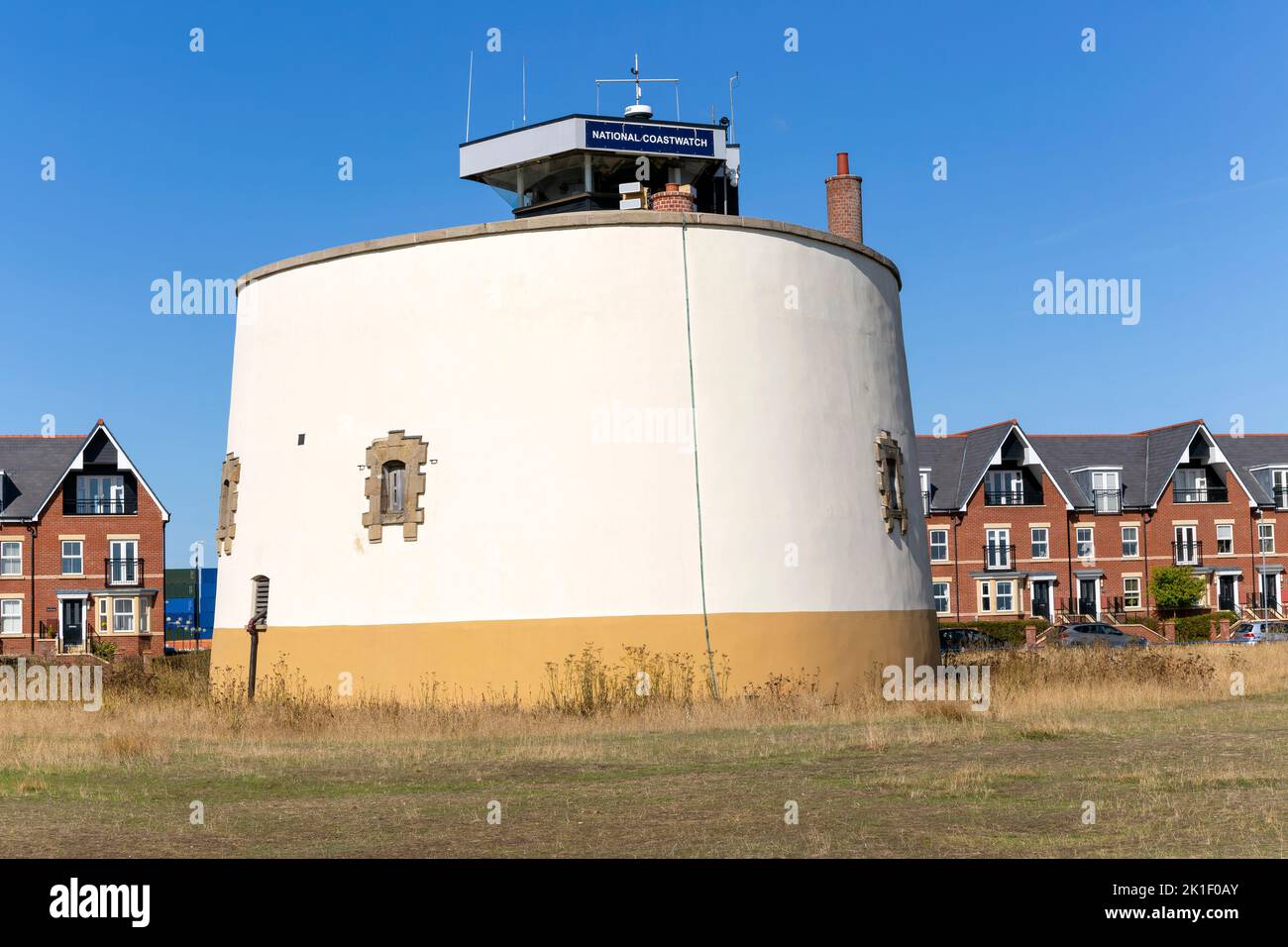 Perison di guerra napologenico martello Tower P National Coastwatch Lookout, martello Park, Felixstowe, Suffolk, Inghilterra, REGNO UNITO Foto Stock