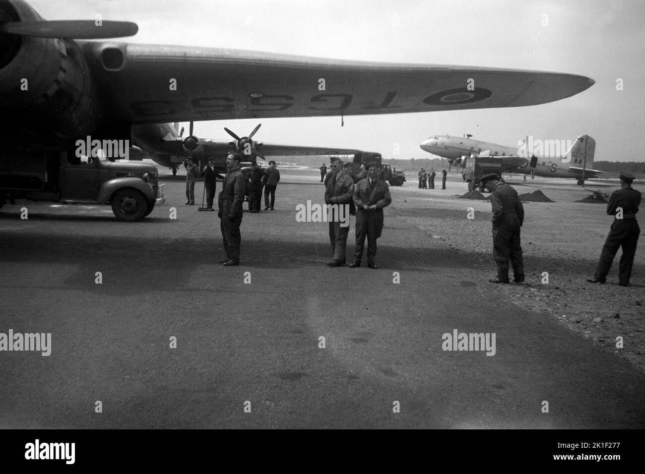 Handley Page Hastings HP 67 Aircraft, Royal Air Force Transport Command, in occupato Berlino, Germania, 1949 in bianco e nero in questa foto, durante il Berlin Air Lift, gli uomini con spazzole spazzano la polvere di carbone versato a terra, mentre l'equipaggio RAF ispezionare il loro aereo. Foto Stock