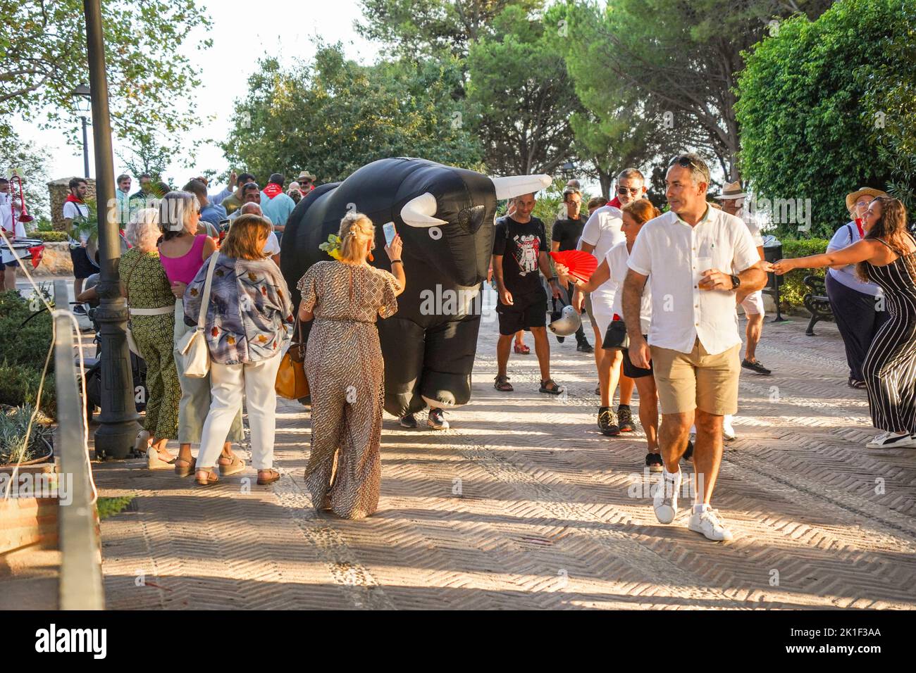 Corsa dei tori, con tori gonfiabili, nella piccola città spagnola di Mijas Pueblo, Andalusia, Spagna. Foto Stock