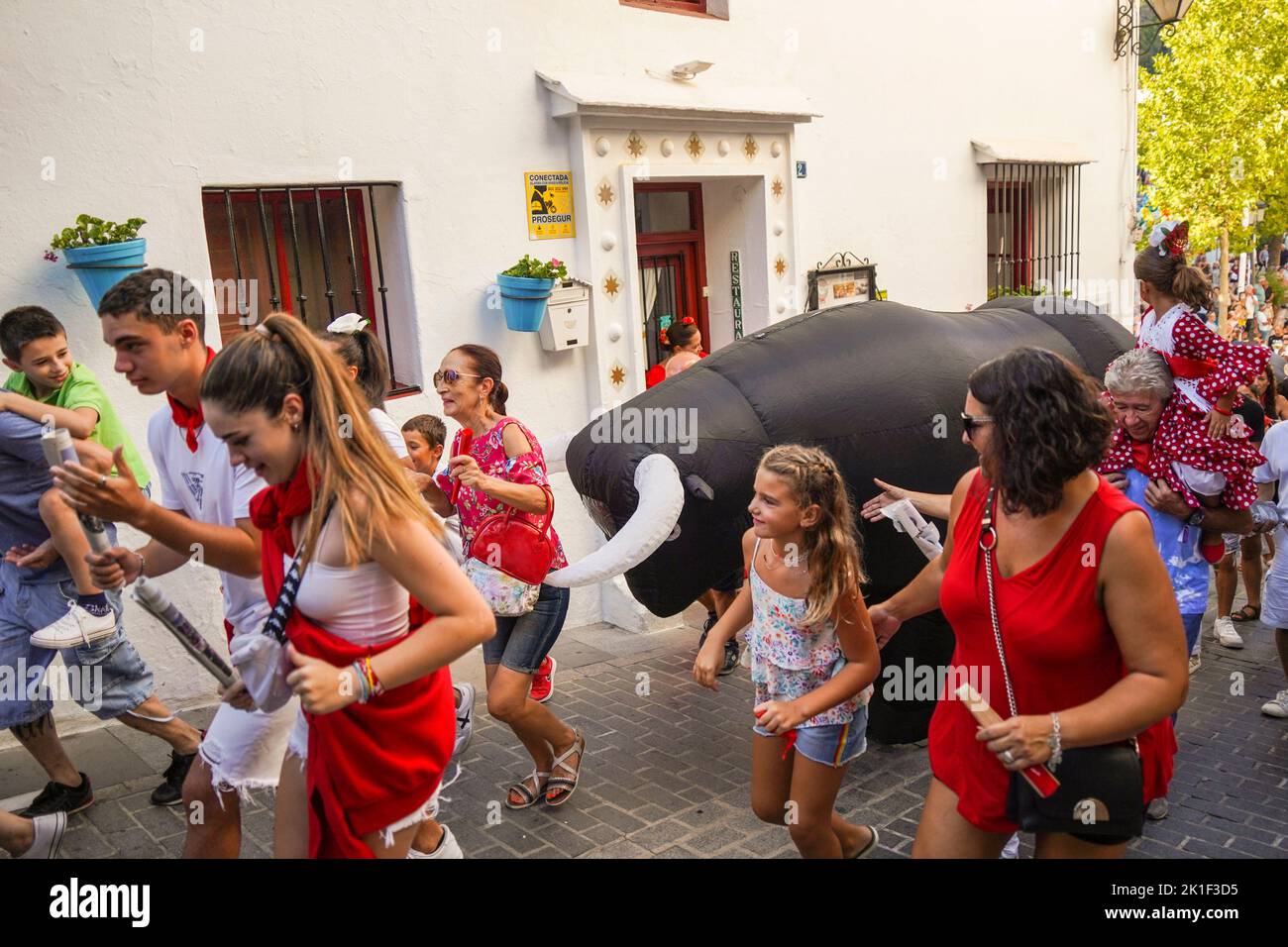 Corsa dei tori, con tori gonfiabili, nella piccola città spagnola di Mijas Pueblo, Andalusia, Spagna. Foto Stock