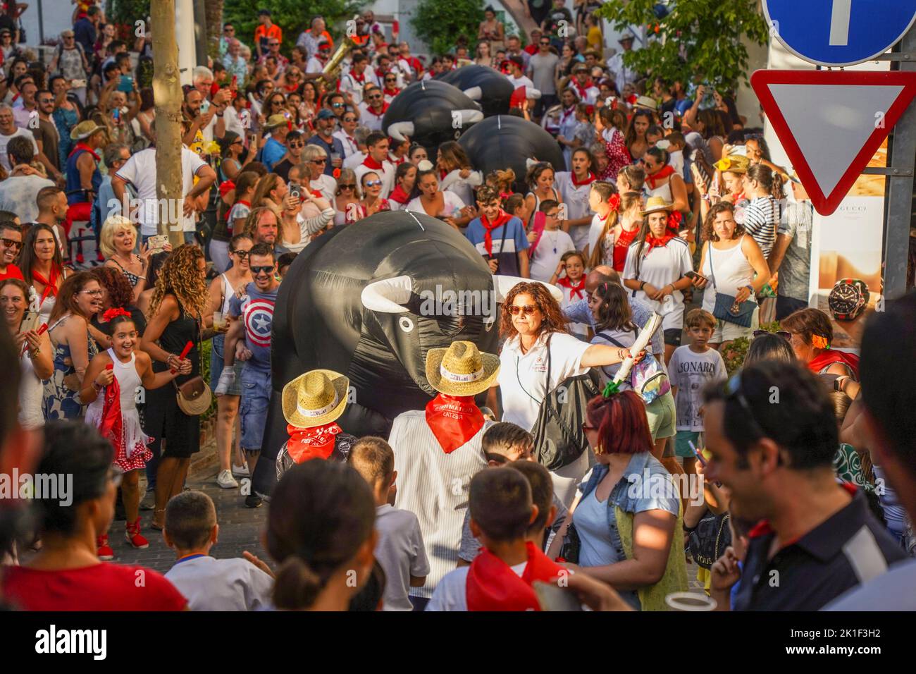 Corsa dei tori, con tori gonfiabili, nella piccola città spagnola di Mijas Pueblo, Andalusia, Spagna. Foto Stock