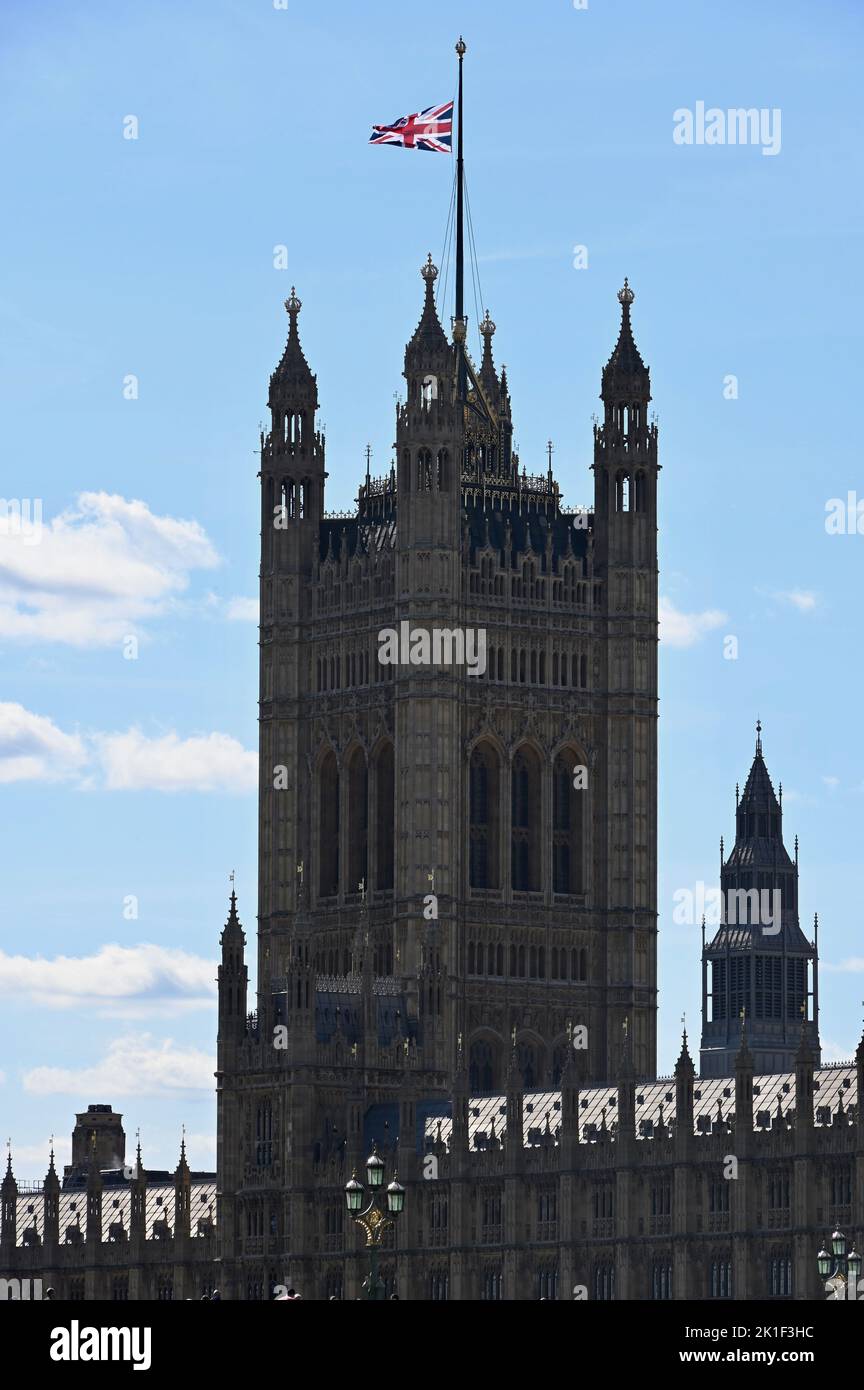 Union Jack vola a mezza altezza dopo la morte della regina Elisabetta di 96 anni. House of Parliament, Westminster, Londra. REGNO UNITO Foto Stock