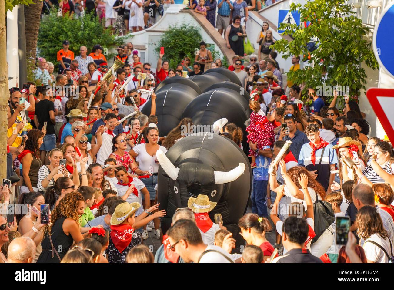 Corsa dei tori, con tori gonfiabili, nella piccola città spagnola di Mijas Pueblo, Andalusia, Spagna. Foto Stock