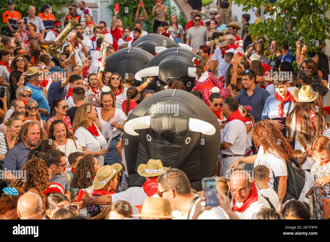 Corsa dei tori, con tori gonfiabili, nella piccola città spagnola di Mijas Pueblo, Andalusia, Spagna. Foto Stock