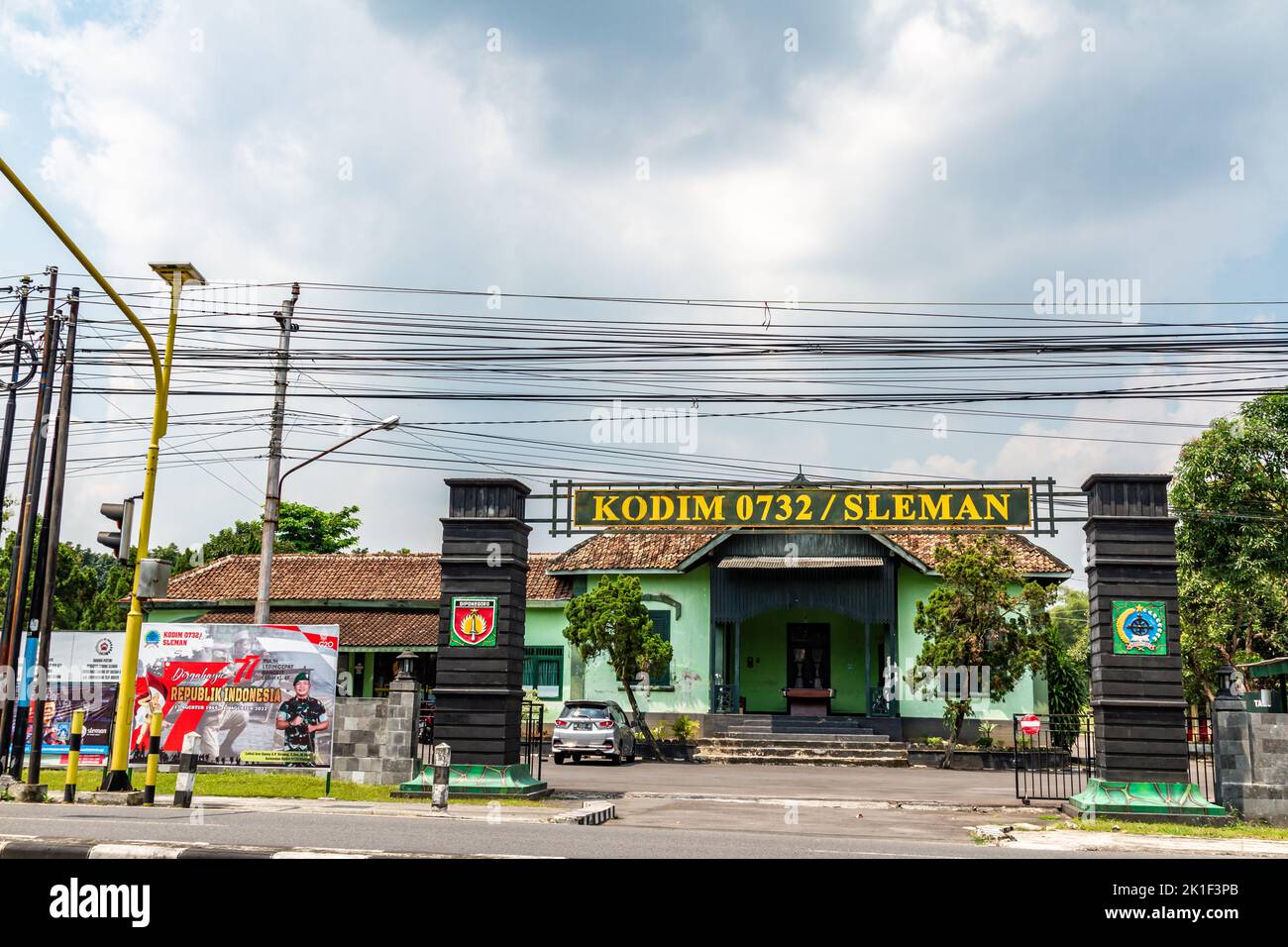 Sleman, Indonesia - 13 settembre 2022. Vista frontale del cancello per l'uscita del Comandante del Distretto militare Ufficio della Regency Sleman, Yogyakarta Pr Foto Stock