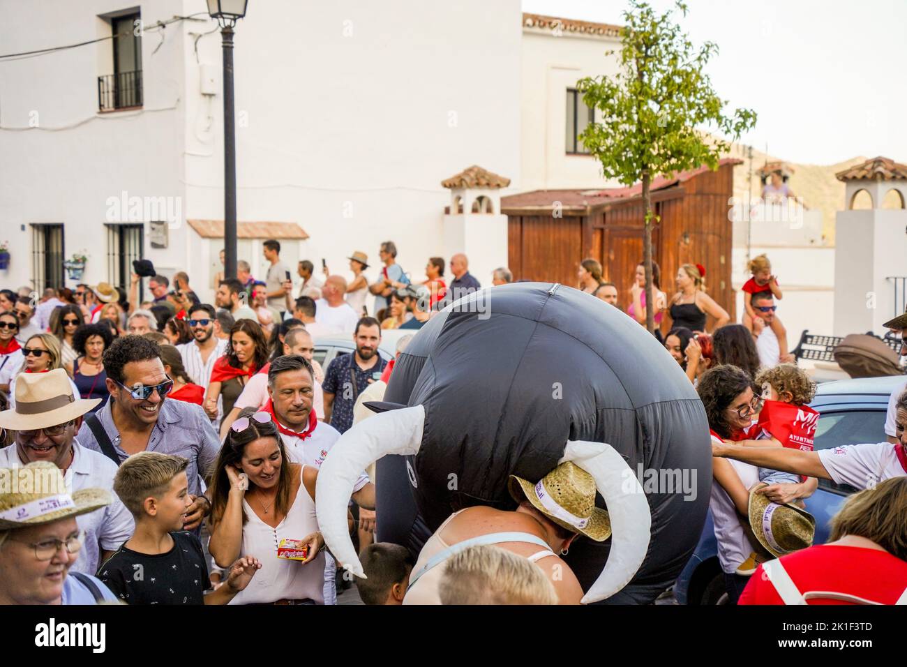 Corsa dei tori, con tori gonfiabili, nella piccola città spagnola di Mijas Pueblo, Andalusia, Spagna. Foto Stock