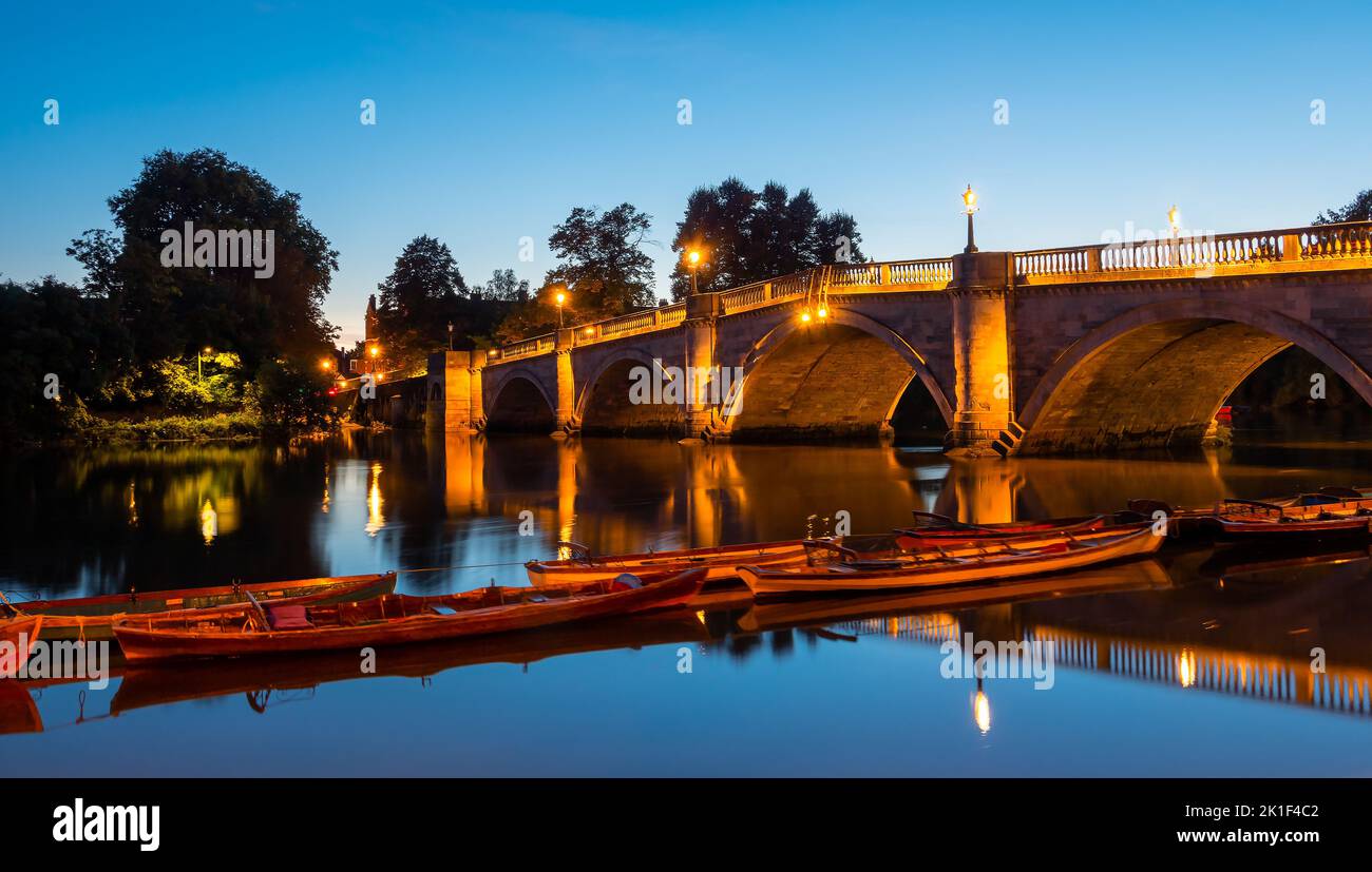 Il famoso monumento, iconico e storico ponte a Londra, Richmond upon Thames, illuminato dalle luci della sera, nel Regno Unito Foto Stock