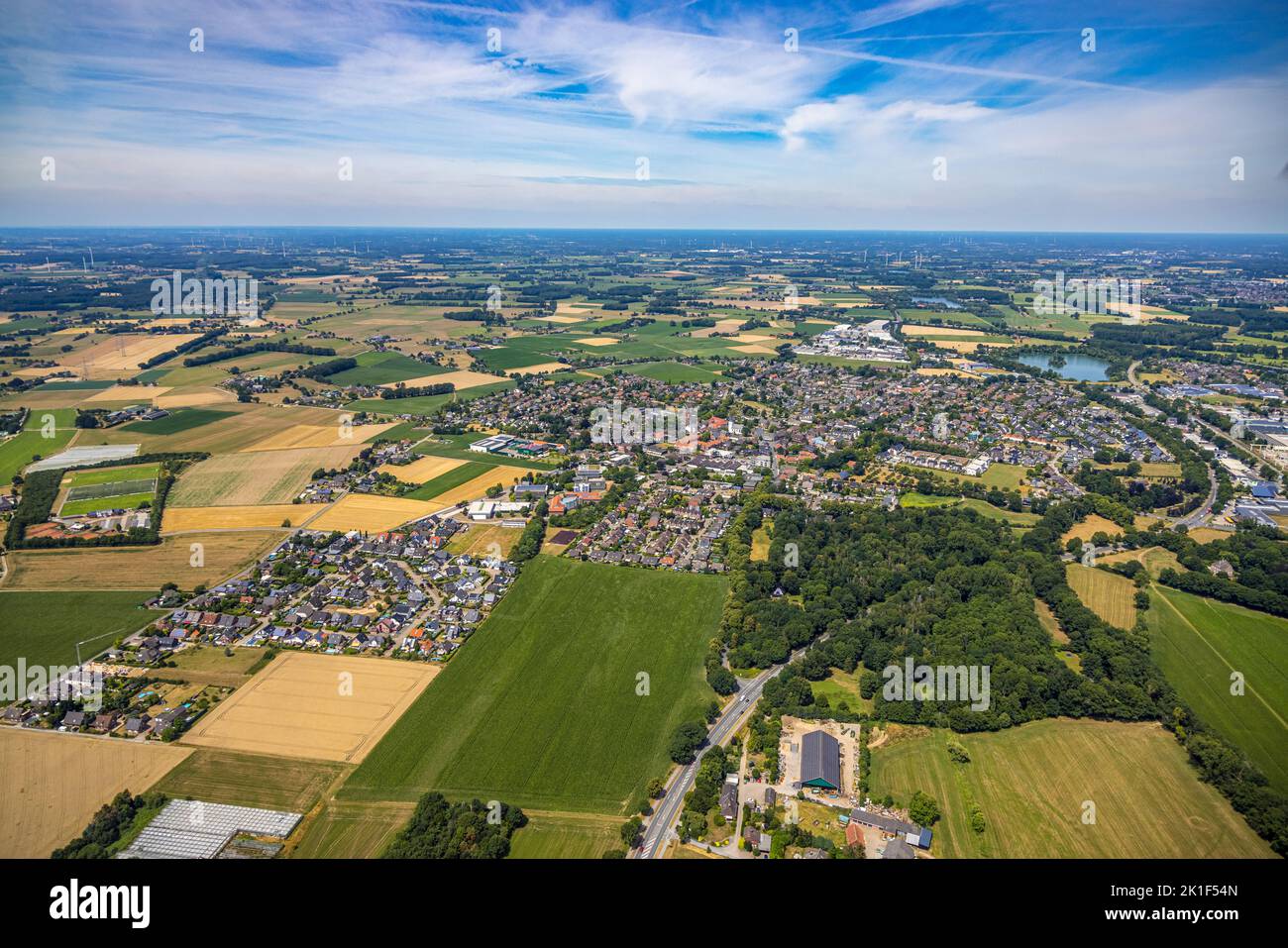 Vista aerea, vista sulla città e scuola comunale completa, Heinrich-Meyers-Realschule, piscina coperta, evang. chiesa a Marktstraße, sul retro Foto Stock