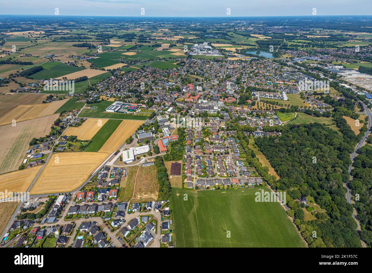 Vista aerea, vista sulla città e scuola comunale completa, Heinrich-Meyers-Realschule, piscina coperta, evang. chiesa a Marktstraße, sul retro Foto Stock