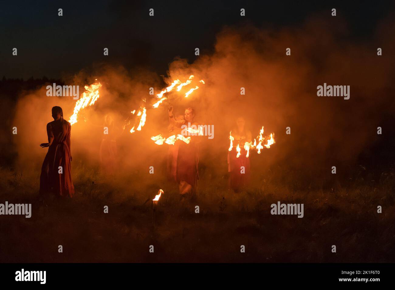REGIONE DI TVERSKAYA, RUSSIA - 22 LUGLIO 2022: Spettacolo di fuoco notturno in antico stile slavo. Frammento del festival storico di 'Costa Epic - 2022' Foto Stock