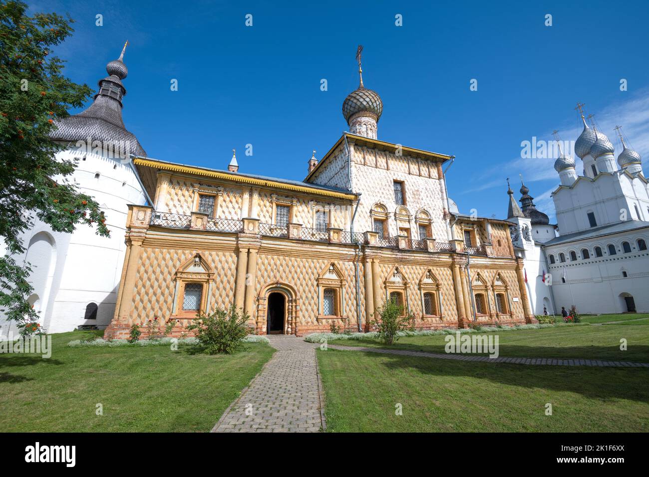 L'antica chiesa di Hodegetria nel Cremlino di Rostov in un giorno soleggiato di agosto. Anello d'oro della Russia Foto Stock