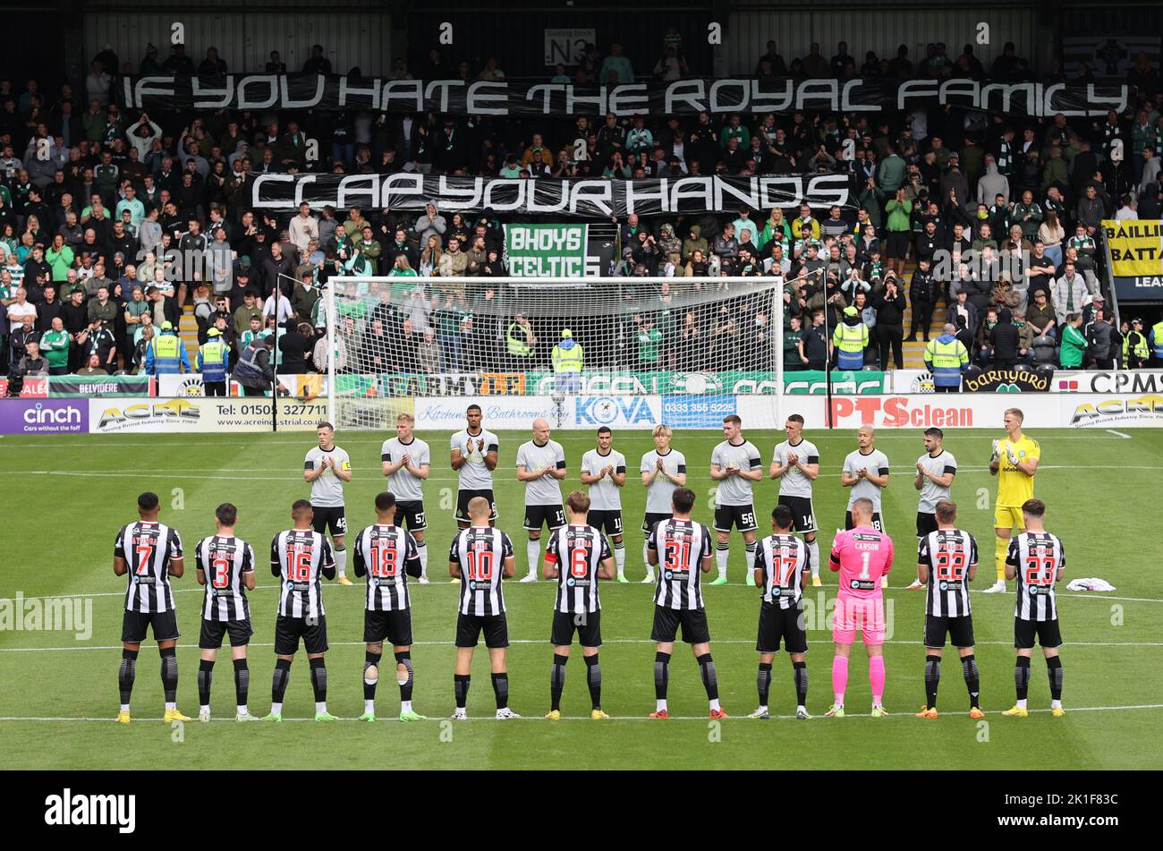 I tifosi celtici tengono un banner prima della partita della Cinch Premiership allo SMISA Stadium di St Mirren. Data immagine: Domenica 18 settembre 2022. Foto Stock