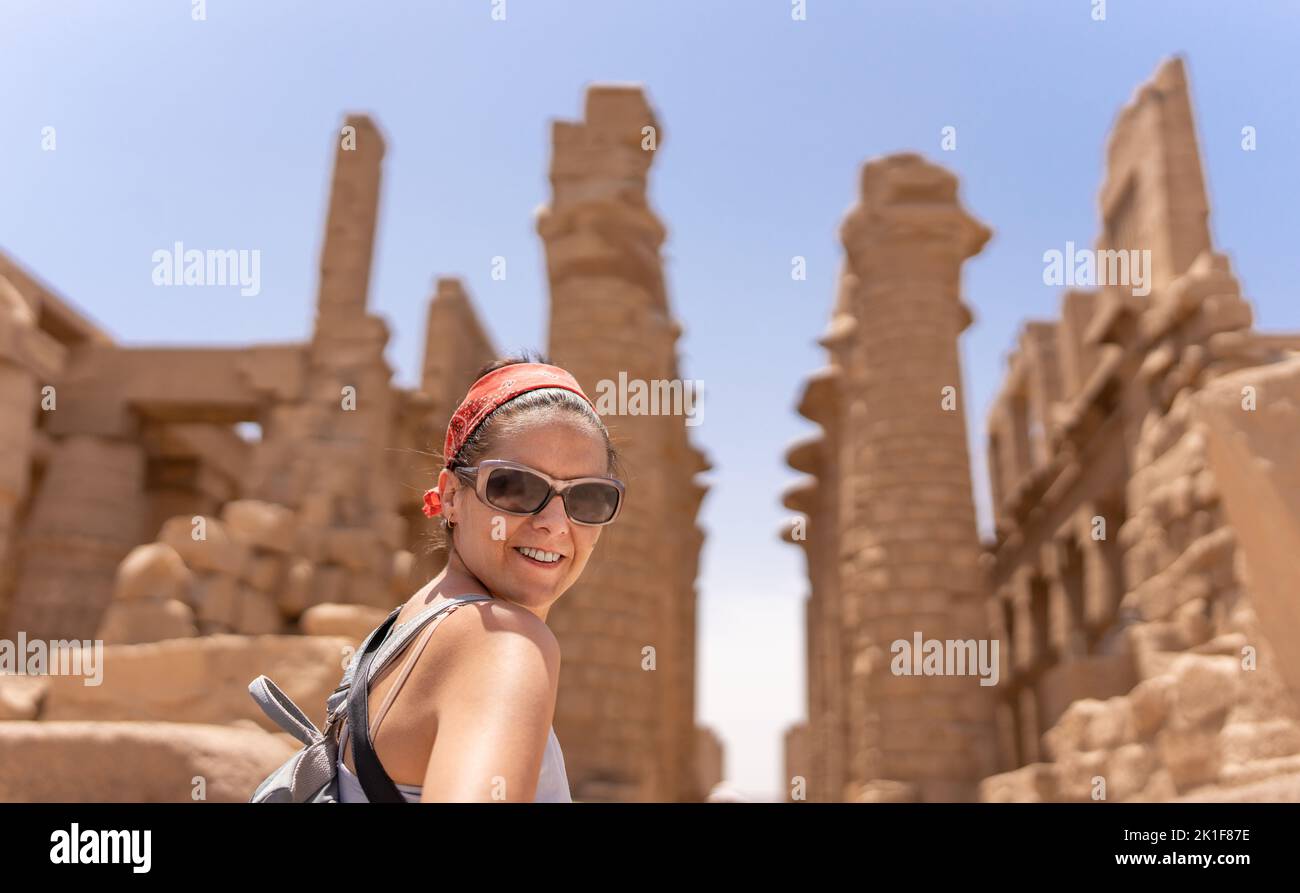 Turista nel tempio di Karnak in Egitto Foto Stock