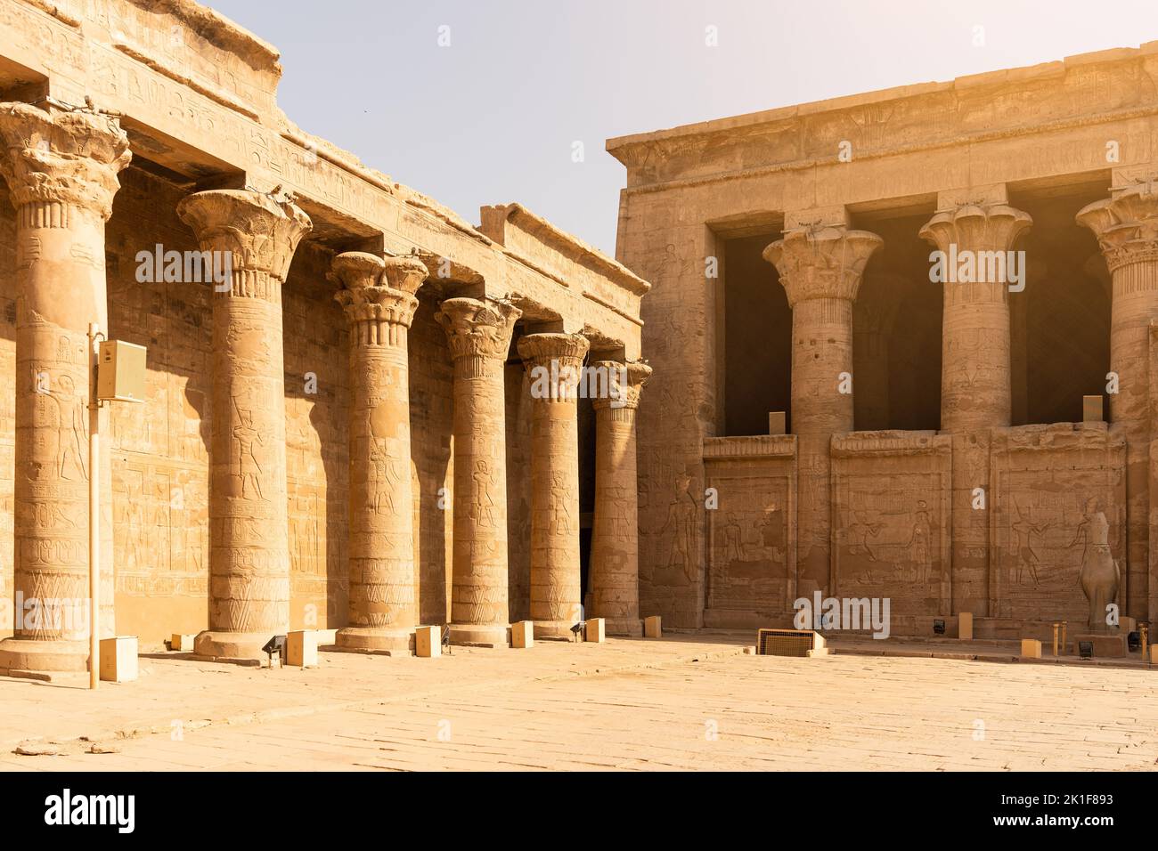 Cortile interno dell'antico tempio egiziano Foto Stock