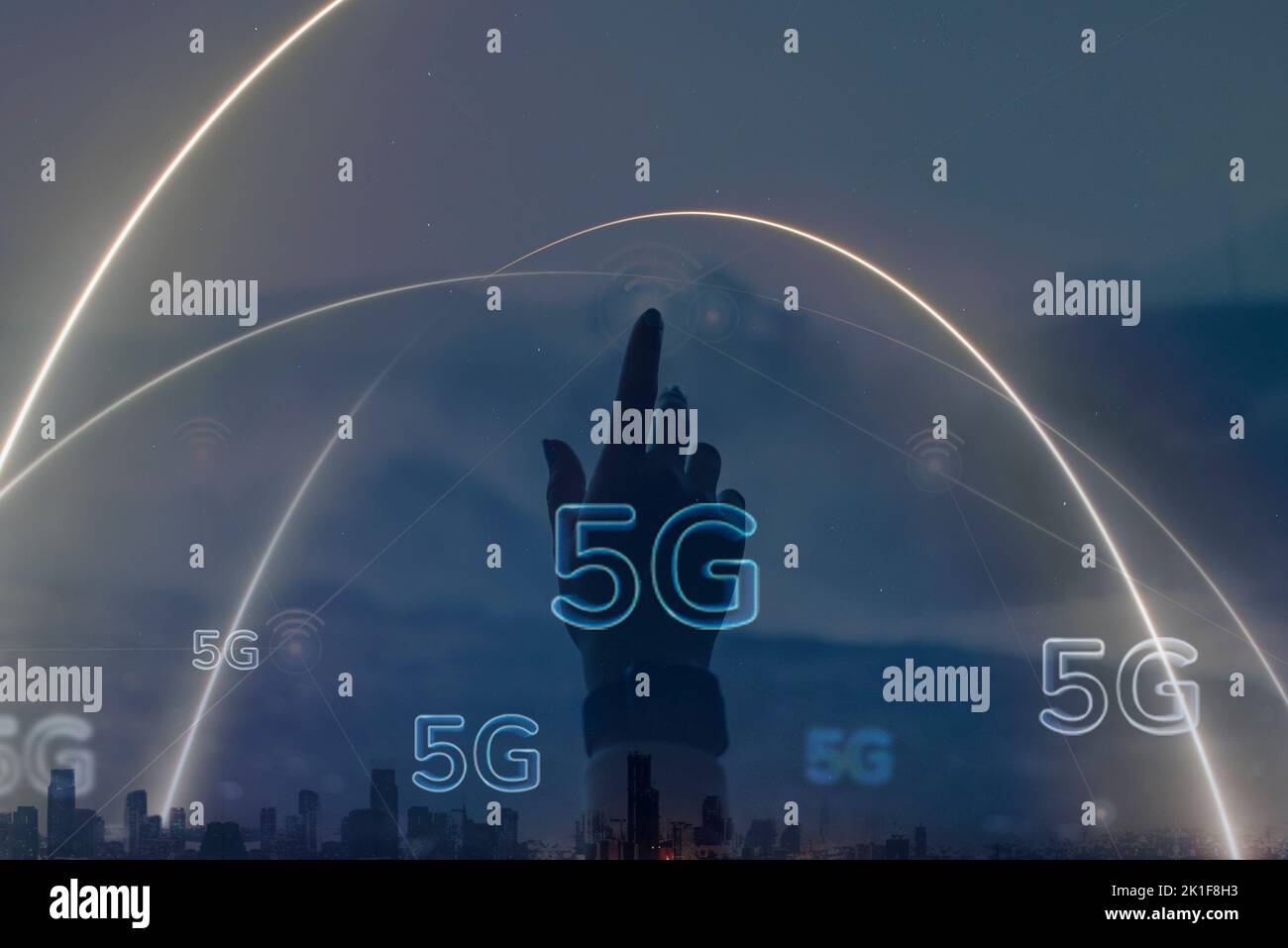 Tecnologia di comunicazione digitale di base con remix digitale con schermo virtuale a sfioramento a mano Foto Stock