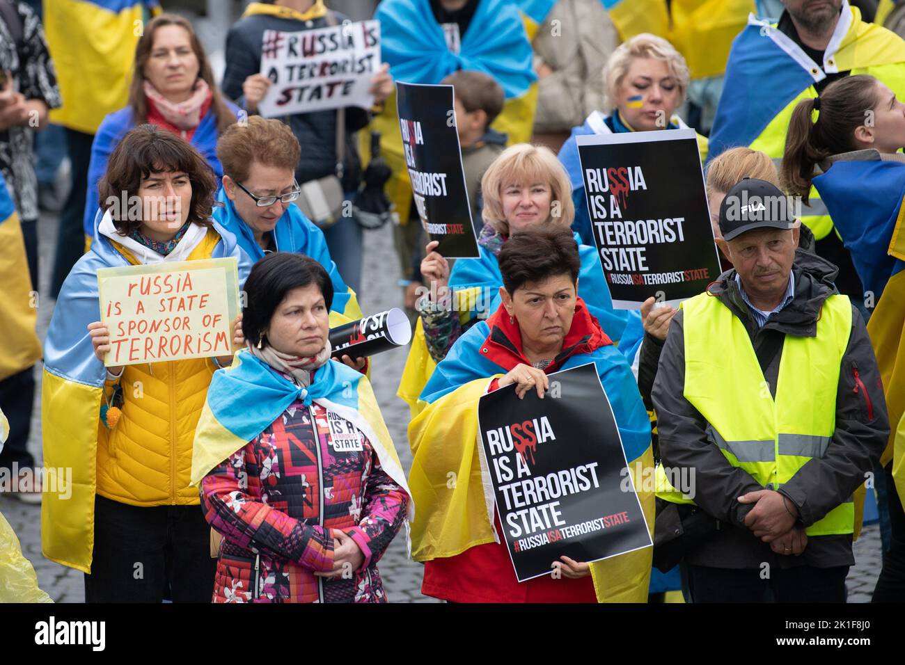 Francoforte, Germania. 18 settembre 2022, Hessen, Francoforte sul meno: I partecipanti si presentano durante una manifestazione a sostegno dell'Ucraina a Goetheplatz con cartelli che chiamano la Russia uno Stato terrorista. Si tratta di una contro-dimostrazione di una dimostrazione pro-russa su Opernplatz. Foto: Sebastian Gollnow/dpa Credit: dpa picture Alliance/Alamy Live News Foto Stock