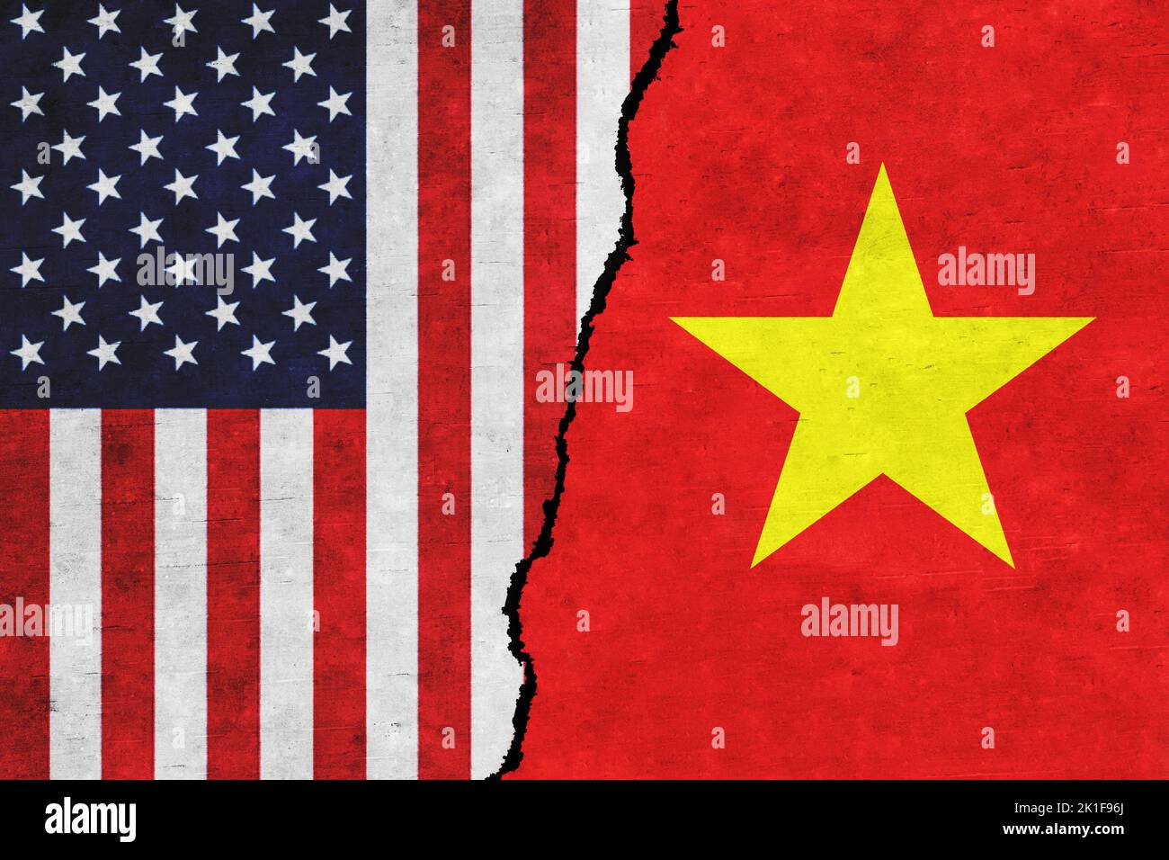 USA e Vietnam hanno dipinto bandiere su un muro con una crepa. Conflitto tra Stati Uniti e Vietnam. Vietnam e Stati Uniti d'America battono bandiera insieme. USA vs Vietnam Foto Stock