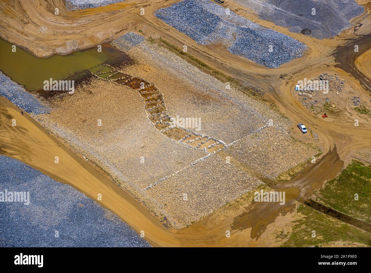 Veduta aerea, rinaturazione estuario Emscher, pianura del Reno, forme e colori, Möllen, Voerde, zona della Ruhr, Renania settentrionale-Vestfalia, Germania, navigazione interna nav Foto Stock