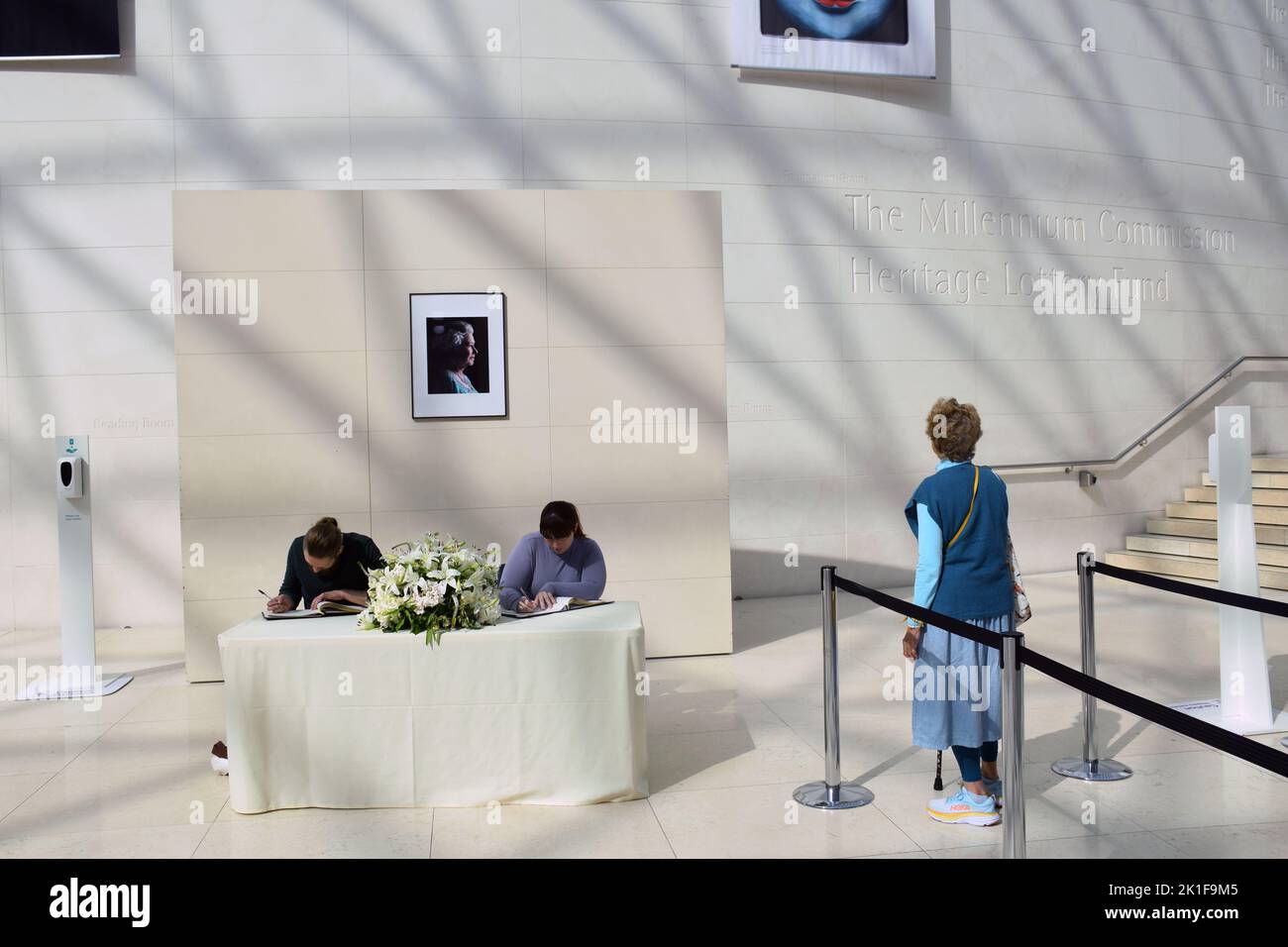 Persone che firmano il libro della memoria della Regina Elisabetta II al British Museum. Londra UK Sep 2022 Foto Stock