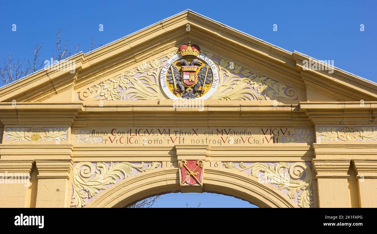 Scudo della città sullo storico cancello d'ingresso di Helmstedt, Germania Foto Stock