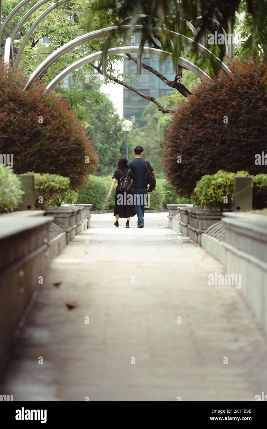 Giovane coppia a piedi nel parco di Kowloon durante il festival di metà autunno Foto Stock