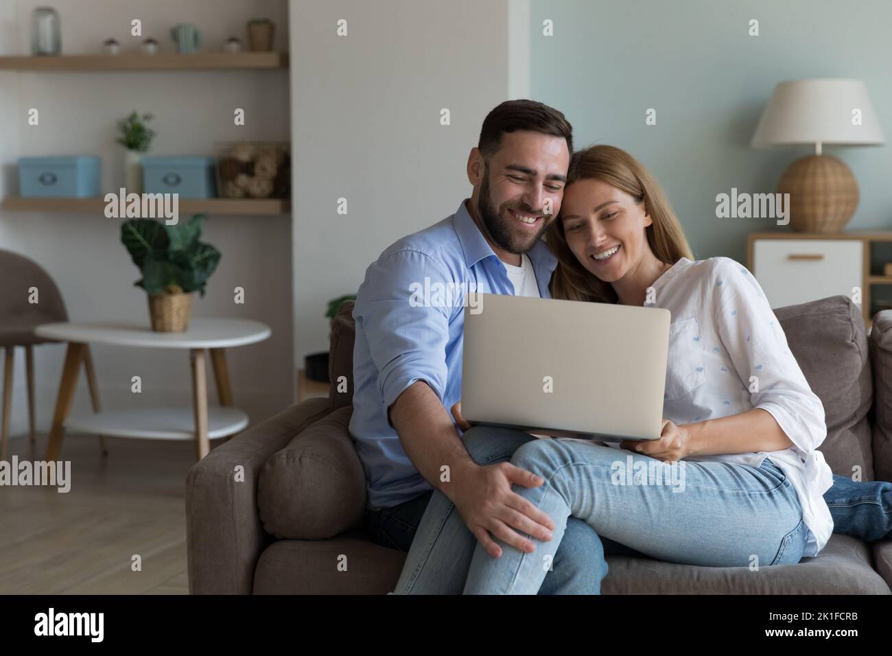 Allegro felice coppia di incontri in amore guardando film online Foto Stock